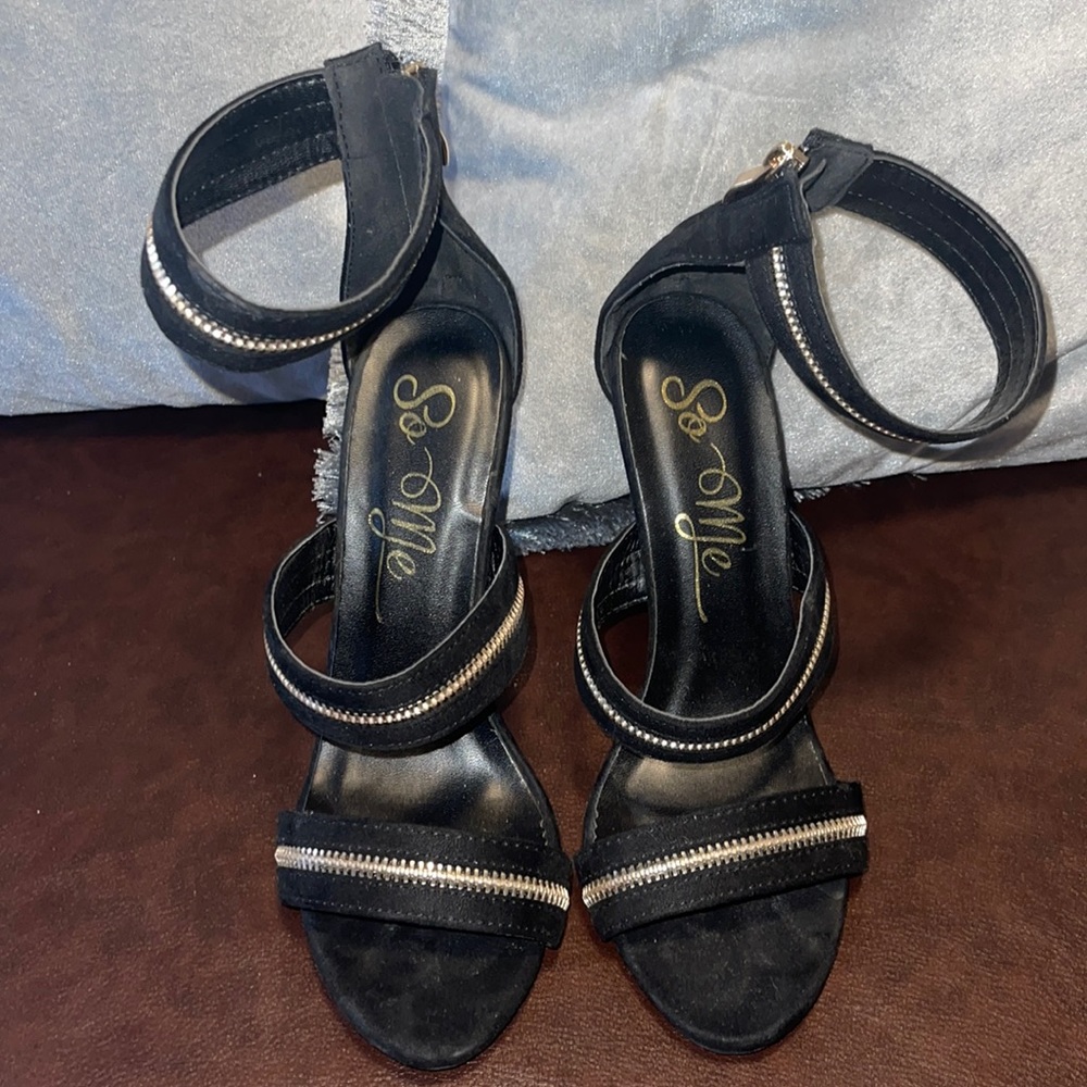 Joyce Lessie. Size 8. Light worn! No Box! Color: Black/Gold